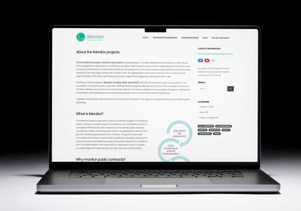 photo of a computer with as a screen the photo of the about page of the website of imonitor